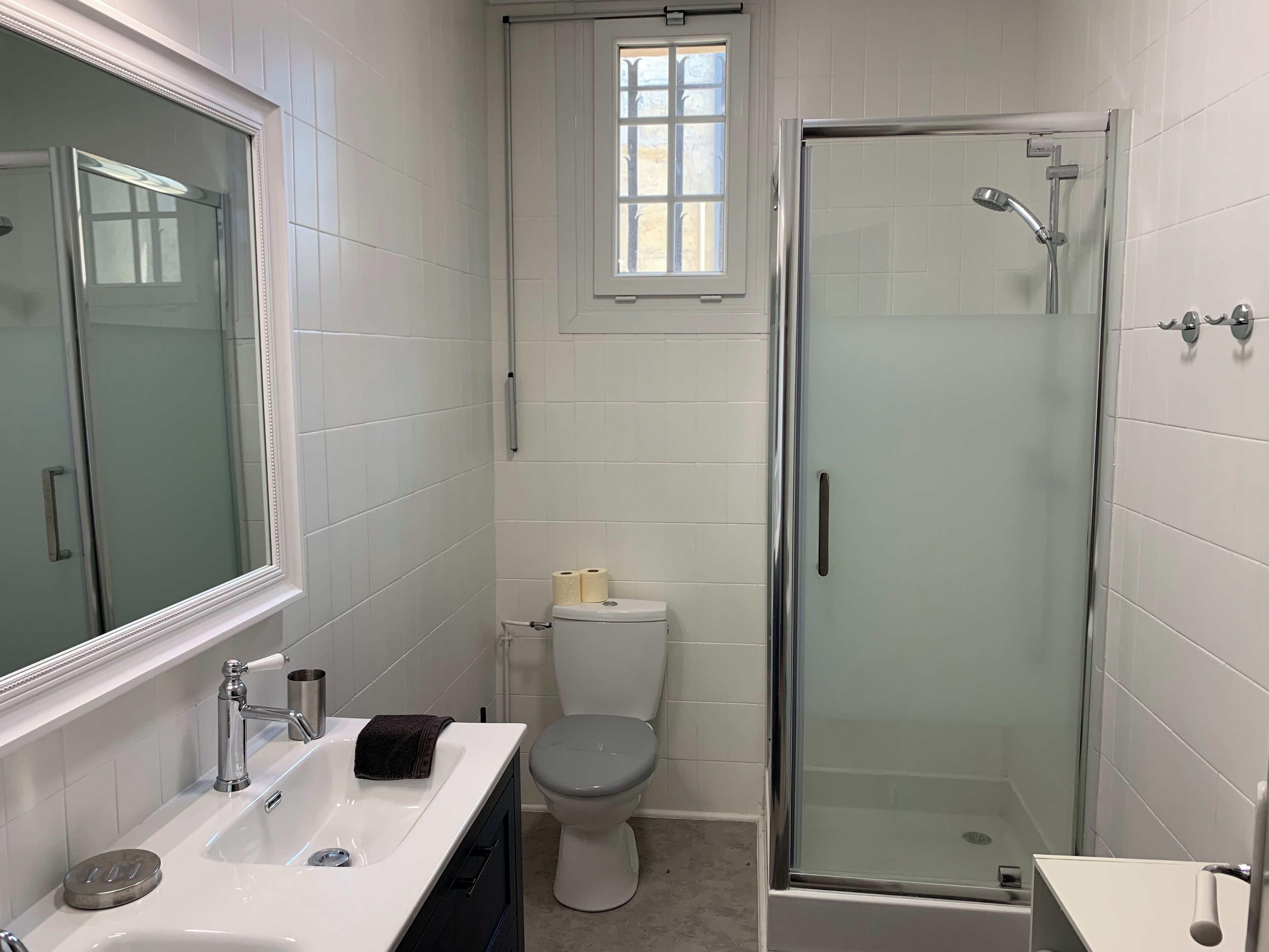 Douche, sèche-cheveux, serviettes fournies, savon