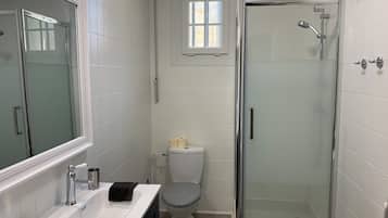 Douche, sèche-cheveux, serviettes fournies, savon