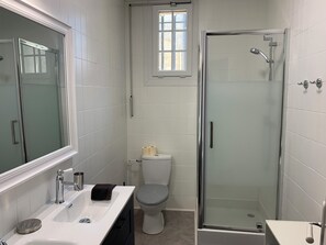 Dusch, hårtork, handdukar och tvål