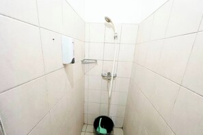 Deluxe Double Room | Bathroom | Shower, soap - OYO 93934 Apartemen Gateway Pasteur By Groom (Cimahi)