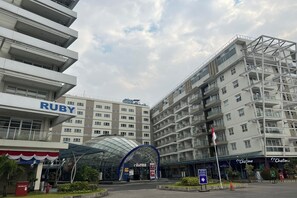 Exterior - OYO 93934 Apartemen Gateway Pasteur By Groom (Cimahi)