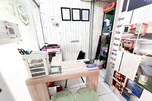 Reception - OYO 93934 Apartemen Gateway Pasteur By Groom (Cimahi)