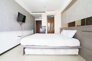 Deluxe Double Room | Desk, free WiFi, bed sheets - OYO 93934 Apartemen Gateway Pasteur By Groom (Cimahi)