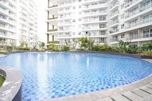 Outdoor pool - OYO 93934 Apartemen Gateway Pasteur By Groom (Cimahi)