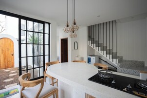 Refrigerador, microondas, placa de cocina, utensilios de cocina