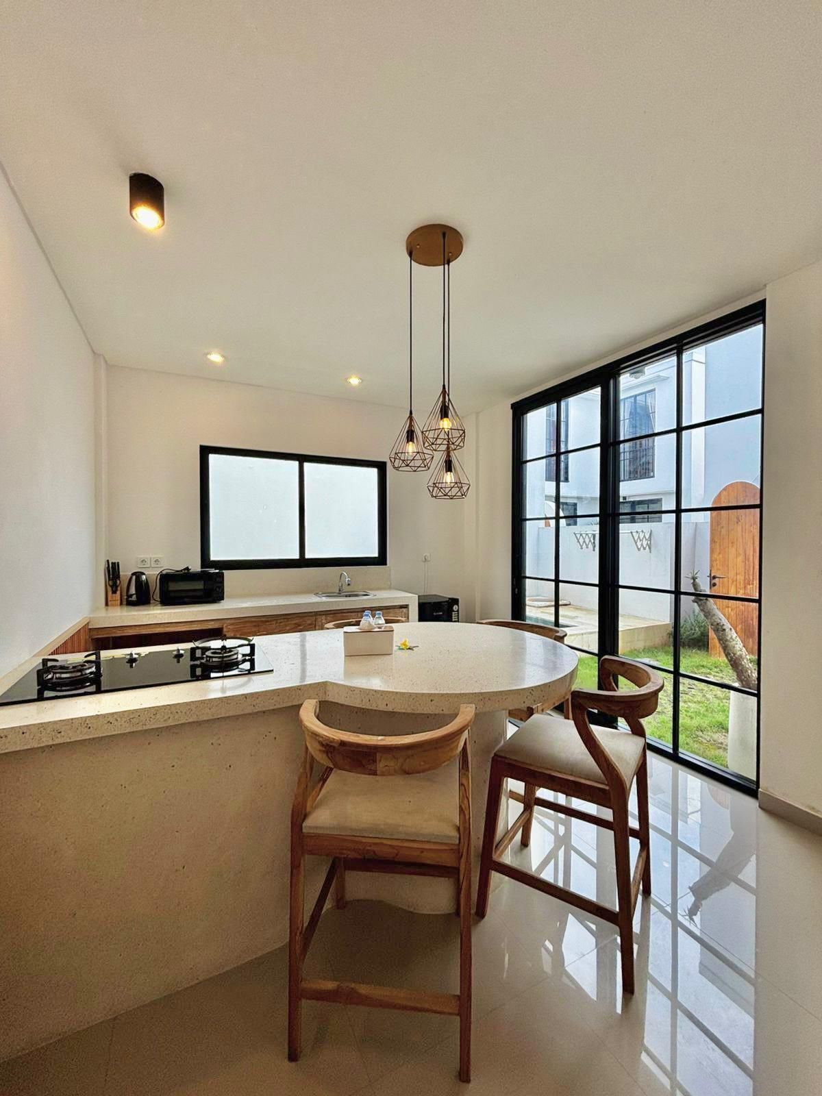 Lemari es, microwave, kompor, dan peralatan masak/sendok-piring