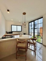 Refrigerador, microondas, placa de cocina, utensilios de cocina