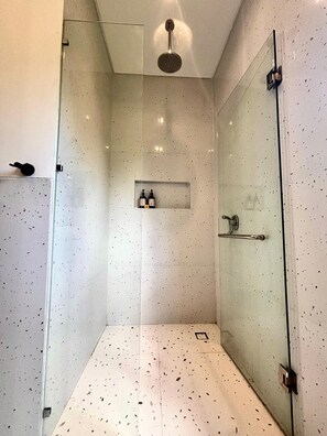 Shower, rainfall showerhead, hair dryer, towels - Bukawa Residences Balangan (Jimbaran)