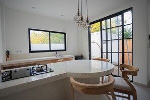 Villa Deluxe, patio, vista piscina | Cucina privata | Frigorifero, microonde, piano cottura, pentole/stoviglie/utensili