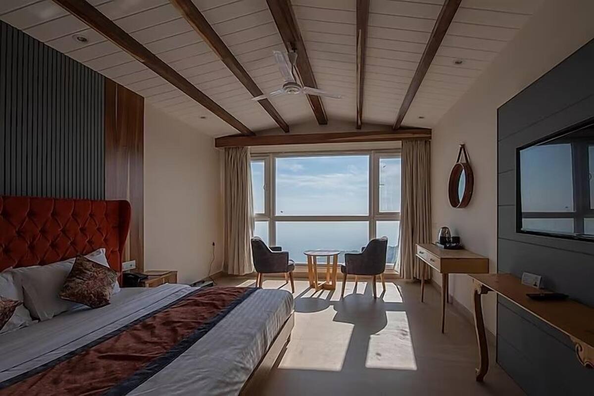 Mansion Suite | Iron/ironing board, WiFi (free)