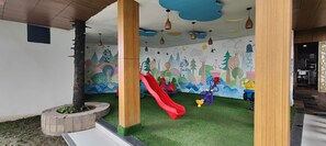 Área de juegos infantiles bajo techo
