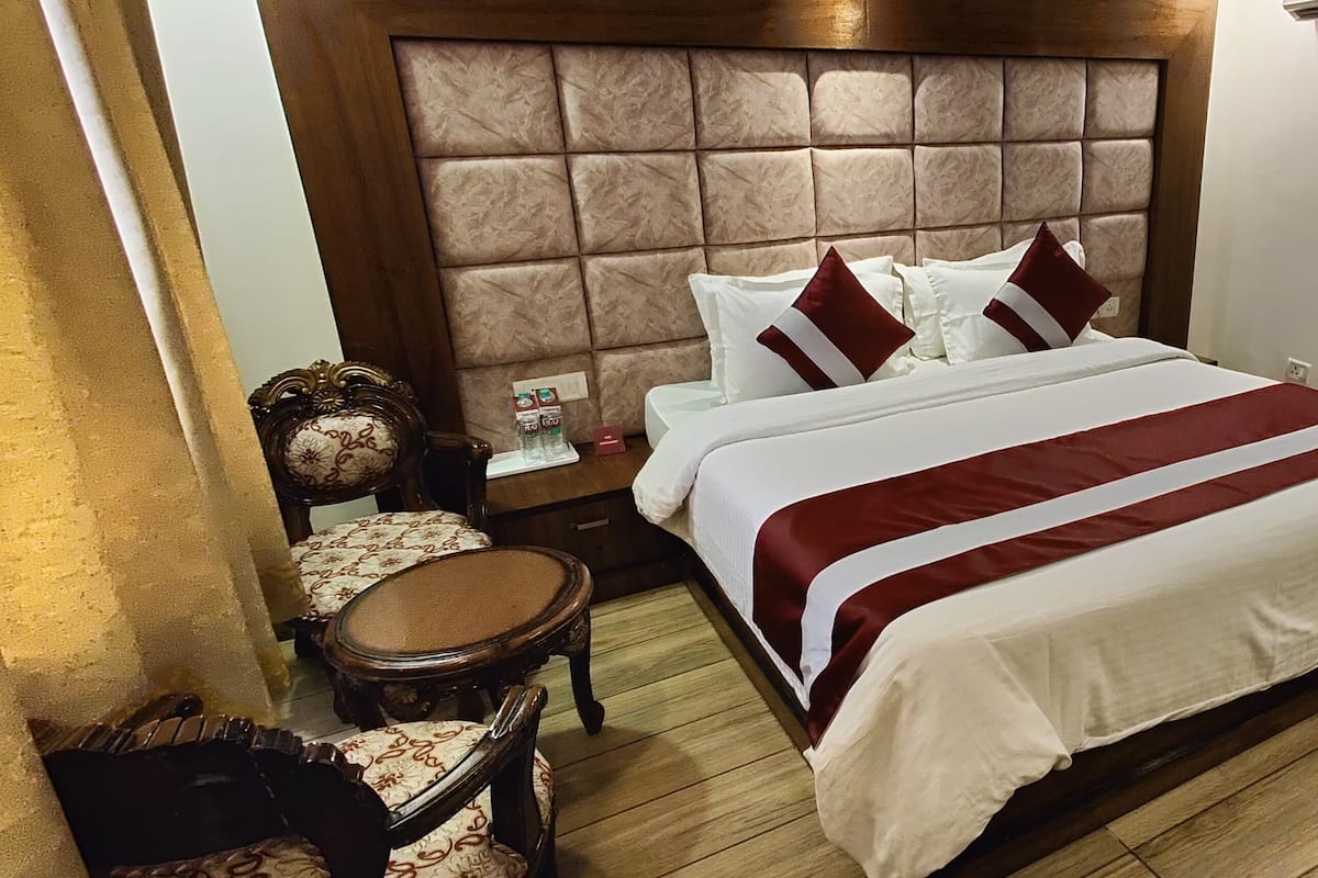 Deluxe Room | Iron/ironing board, WiFi (free)