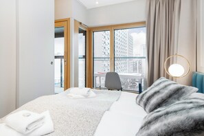 1 bedroom, laptop workspace, bed sheets - Mennica Amethyst by Renters Prestige (Warsaw)