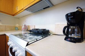 Oven, stovetop, cookware/dishes/utensils - Sunny Apartment (Daratsos)