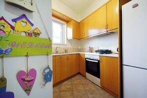 Oven, stovetop, cookware/dishes/utensils - Sunny Apartment  (Daratsos)