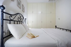 2 bedrooms, iron/ironing board, WiFi, bed sheets - Sunny Apartment (Daratsos)