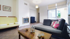 Ein Wohnzimmer mit einer Couch, einem Couchtisch und einem Kamin.