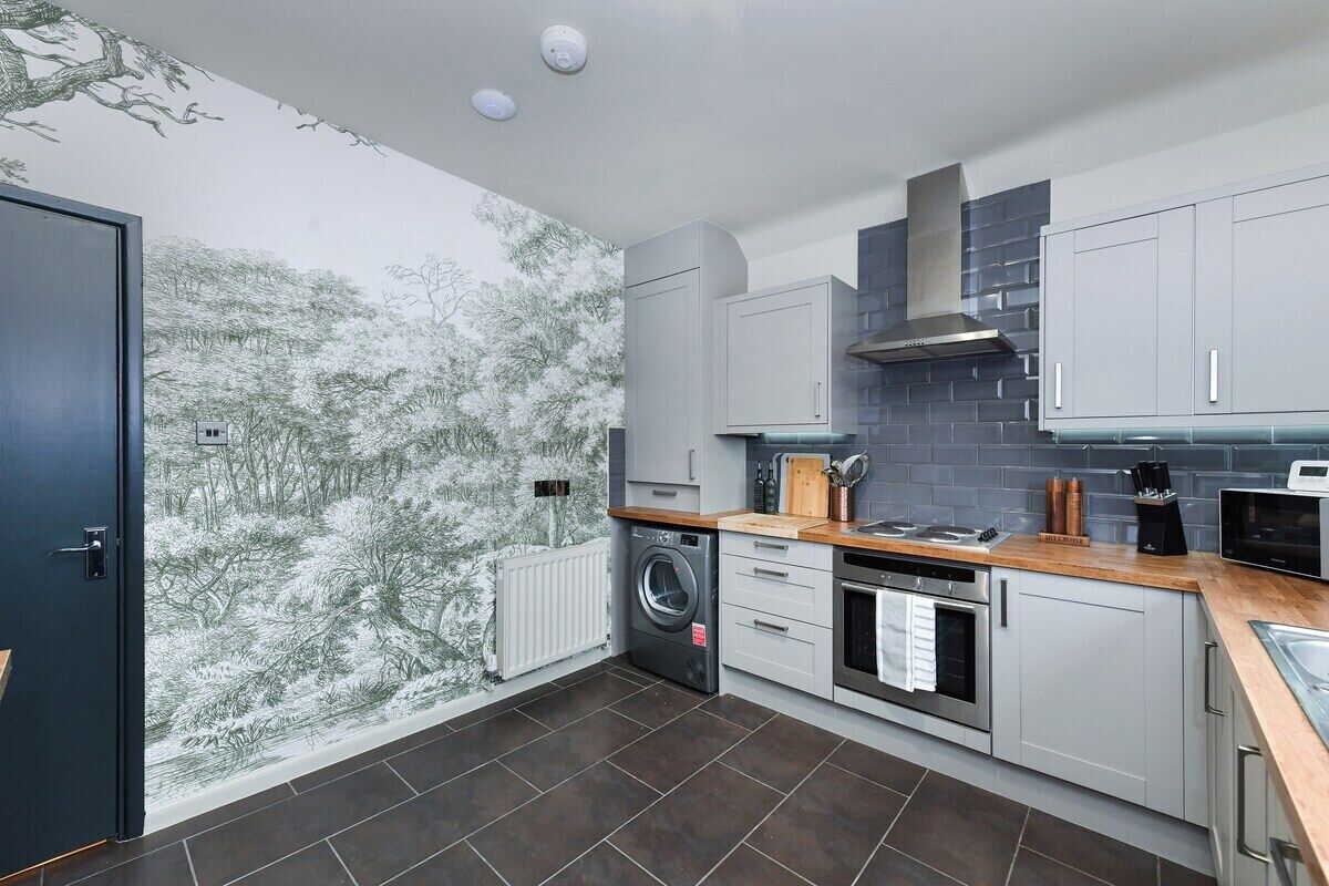 Coffee/tea maker, fridge, oven, dishwasher