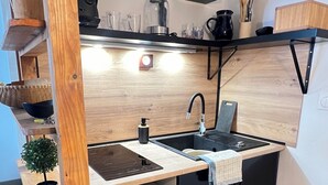Kaffetrakter/tekoker, kjøleskap, mikrobølgeovn og kokeplater