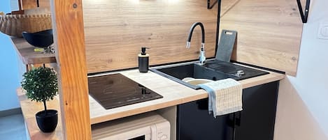 Fridge, microwave, stovetop, coffee/tea maker