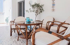 Outdoor dining - Veranda Apartment (Chania)