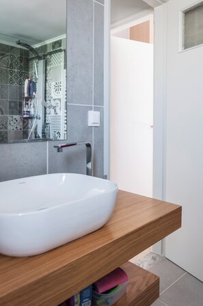 Articles de toilette gratuits, sèche-cheveux, serviettes fournies, savon