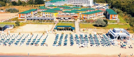 Am Strand, kostenloser Shuttle zum Strand, Sonnenschirme, Strandtücher