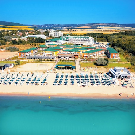 Ubicación a pie de playa y servicio gratuito de transporte a la playa. Therma Palace - Hotel & SPA