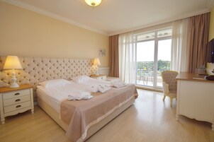 Minibar, caja de seguridad en la habitación y decoración personalizada 