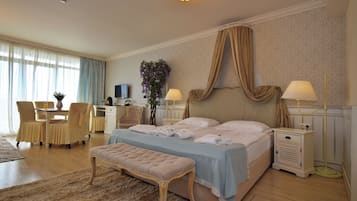 Minibar, caja de seguridad en la habitación y decoración personalizada