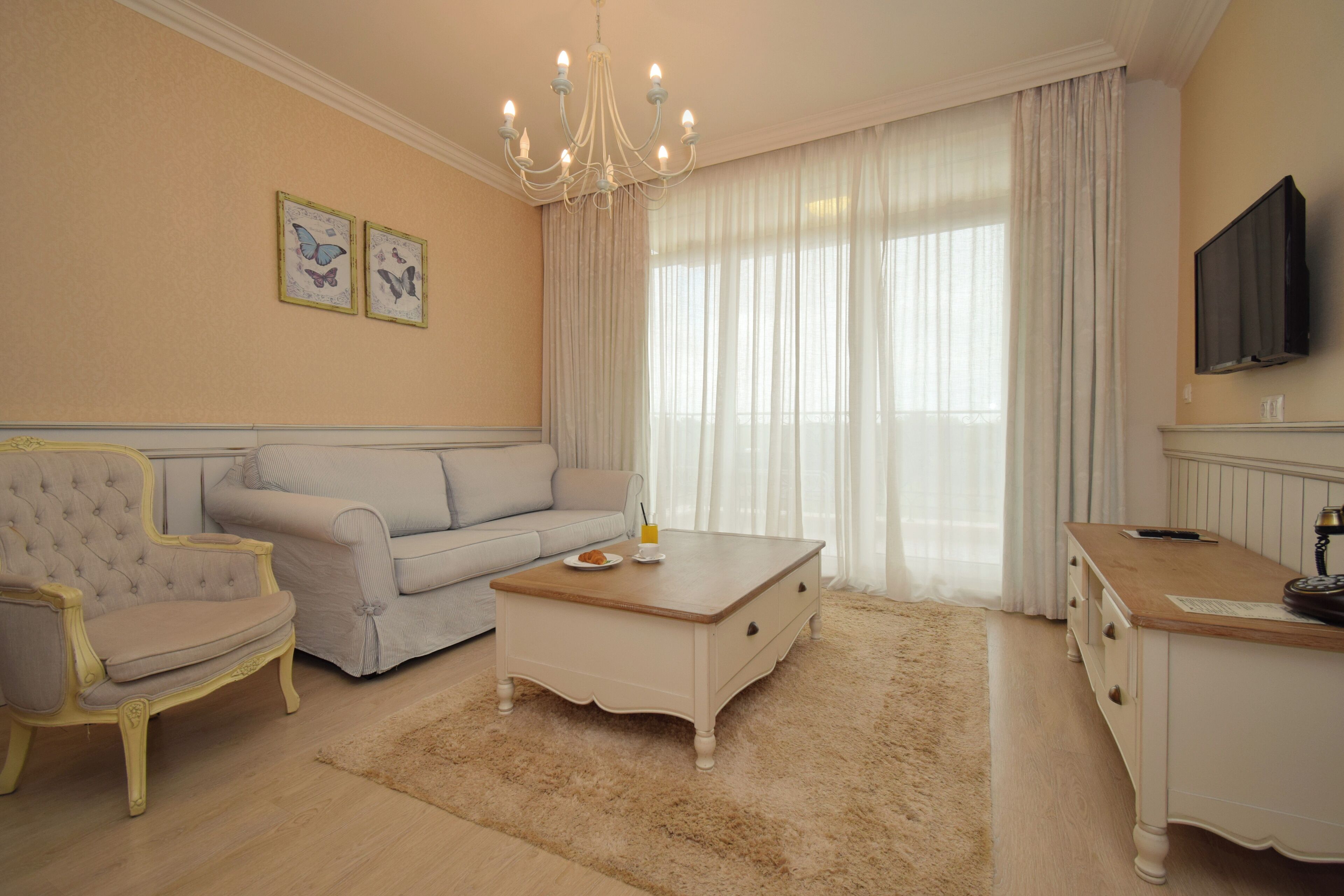 Apartemen Standar | Minibar, brankas, dan didekorasi berbeda-beda