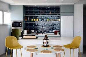 Kylskåp, mikrovågsugn, ugn och spishäll