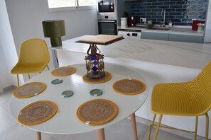 Kylskåp, mikrovågsugn, ugn och spishäll