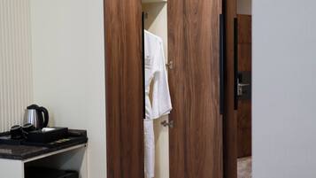 Habitación Deluxe, vista a la ciudad | Escritorio, cortinas blackout y insonorización