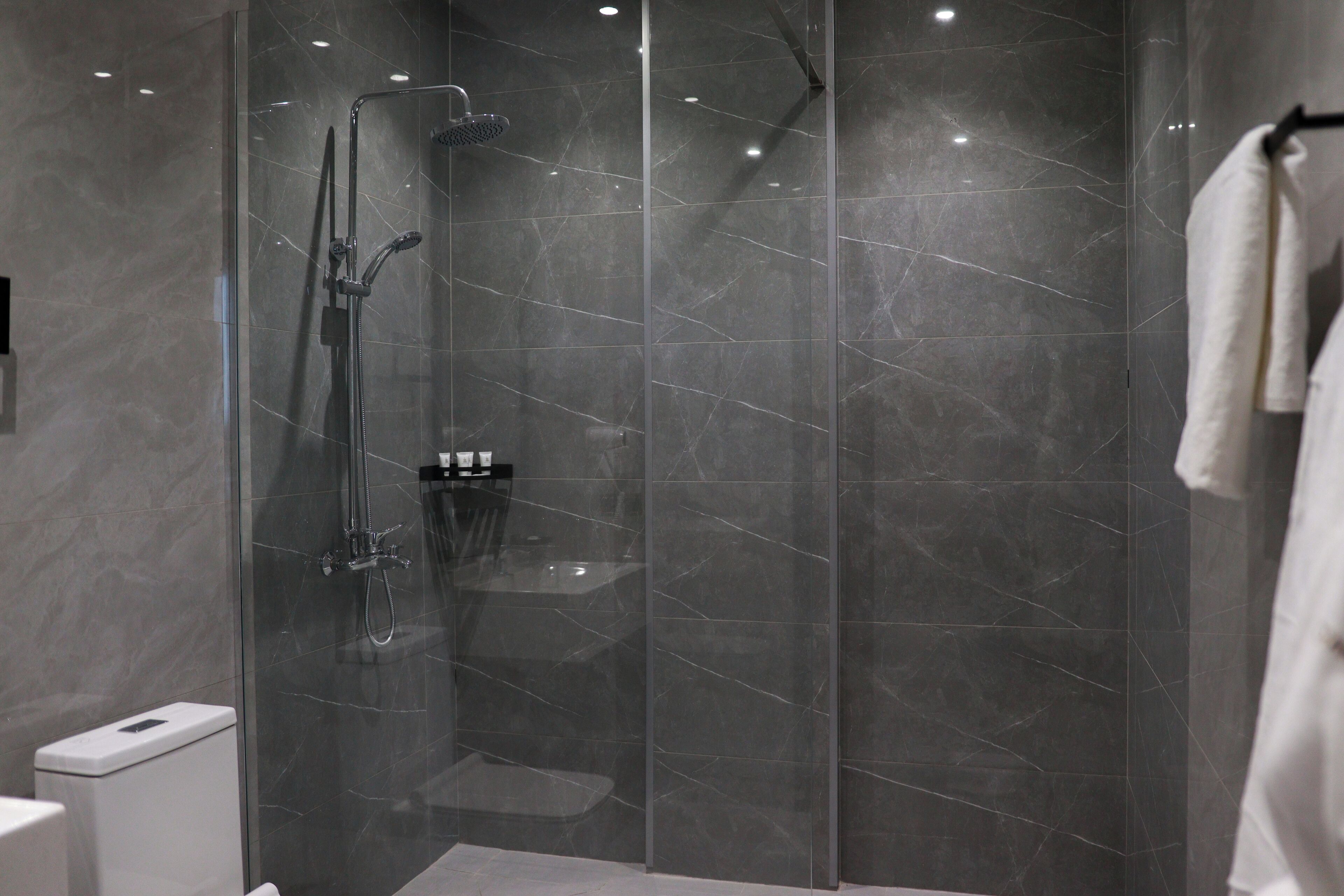 Deluxe Room, City View | Bathroom | Slippers