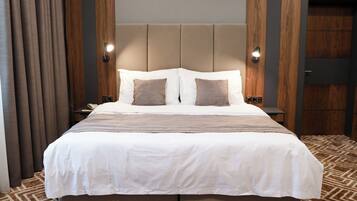 Habitación Deluxe, vista a la ciudad | Escritorio, cortinas blackout y insonorización