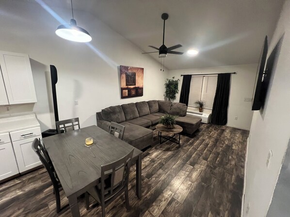 Smart TV - Charming 2-bedroom house in Glasgow close to Barren River Resort Park (GLASGOW)