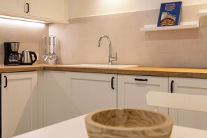 Geladeira, fogão, lava-louças, cafeteira/chaleira