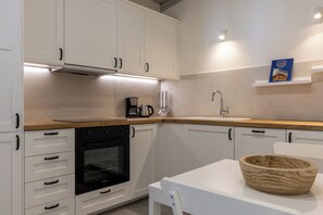 Geladeira, fogão, lava-louças, cafeteira/chaleira