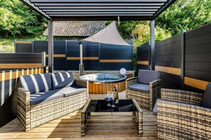 Outdoor spa tub - Love Room Alsace Escale du Désir (Niederbronn-les-Bains)