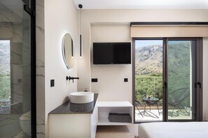 6 bedrooms, iron/ironing board, free WiFi, bed sheets