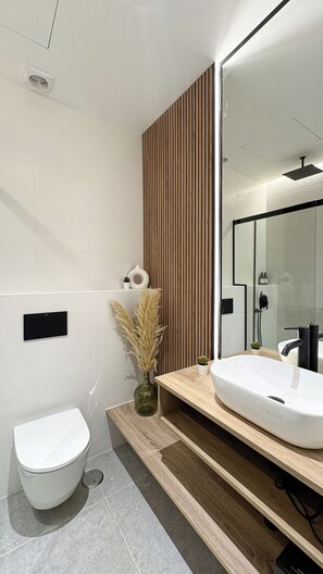 Haartrockner, Handtücher, Seife, Toilettenpapier