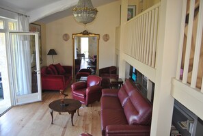 TV, table tennis, books, printers - Scala House (Bonas)