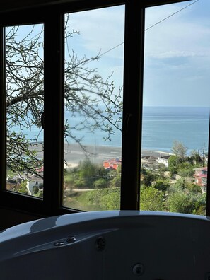 Ylelliset vuodevaatteet, minibaari, äänieristys, silitysrauta/-lauta