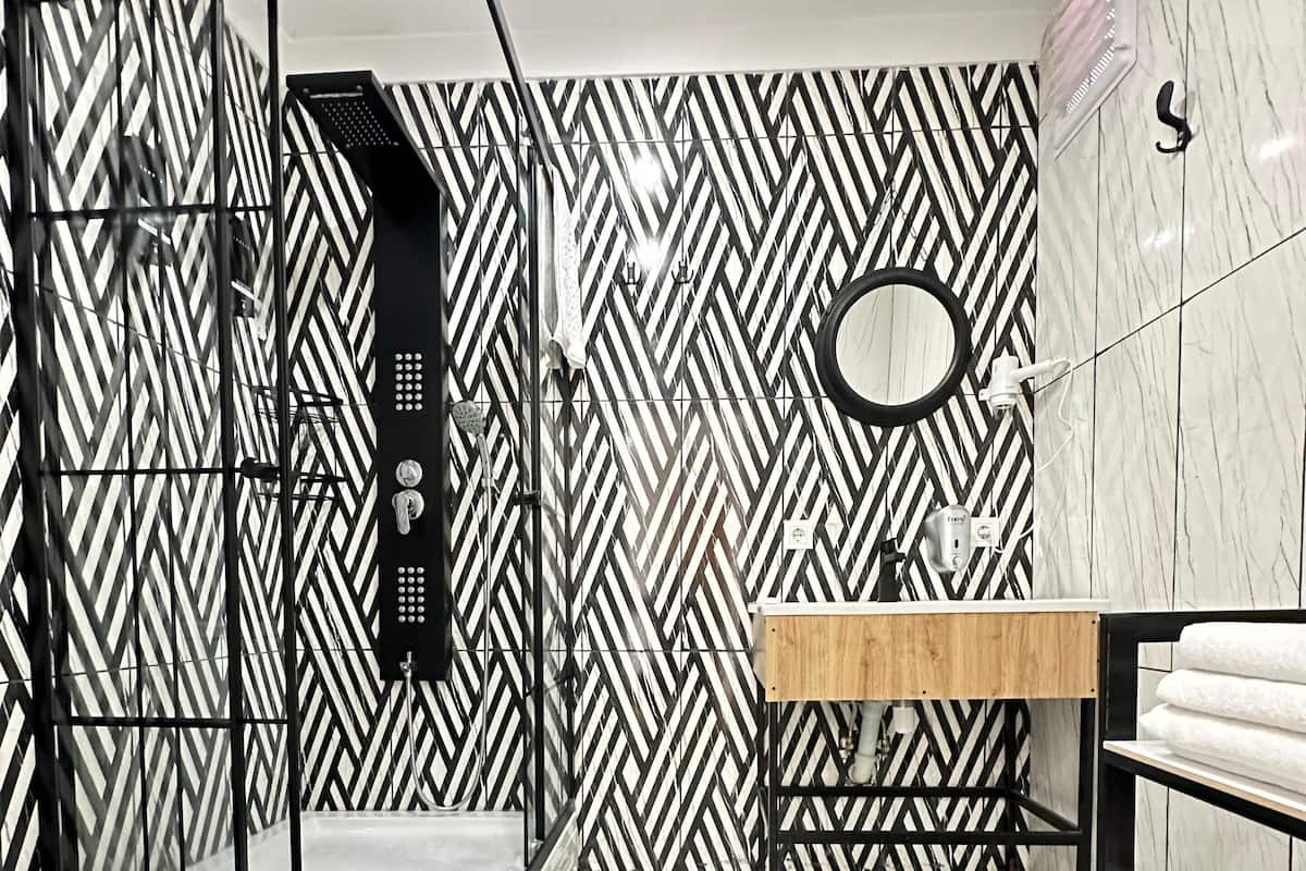 Deluxe Chalet, 2 Bedrooms, Balcony, Sea View | Bathroom | Shower, free toiletries, hair dryer, slippers