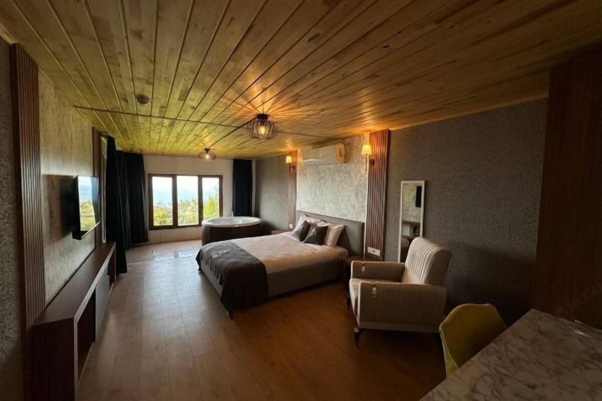 Premium bedding, minibar, soundproofing, iron/ironing board