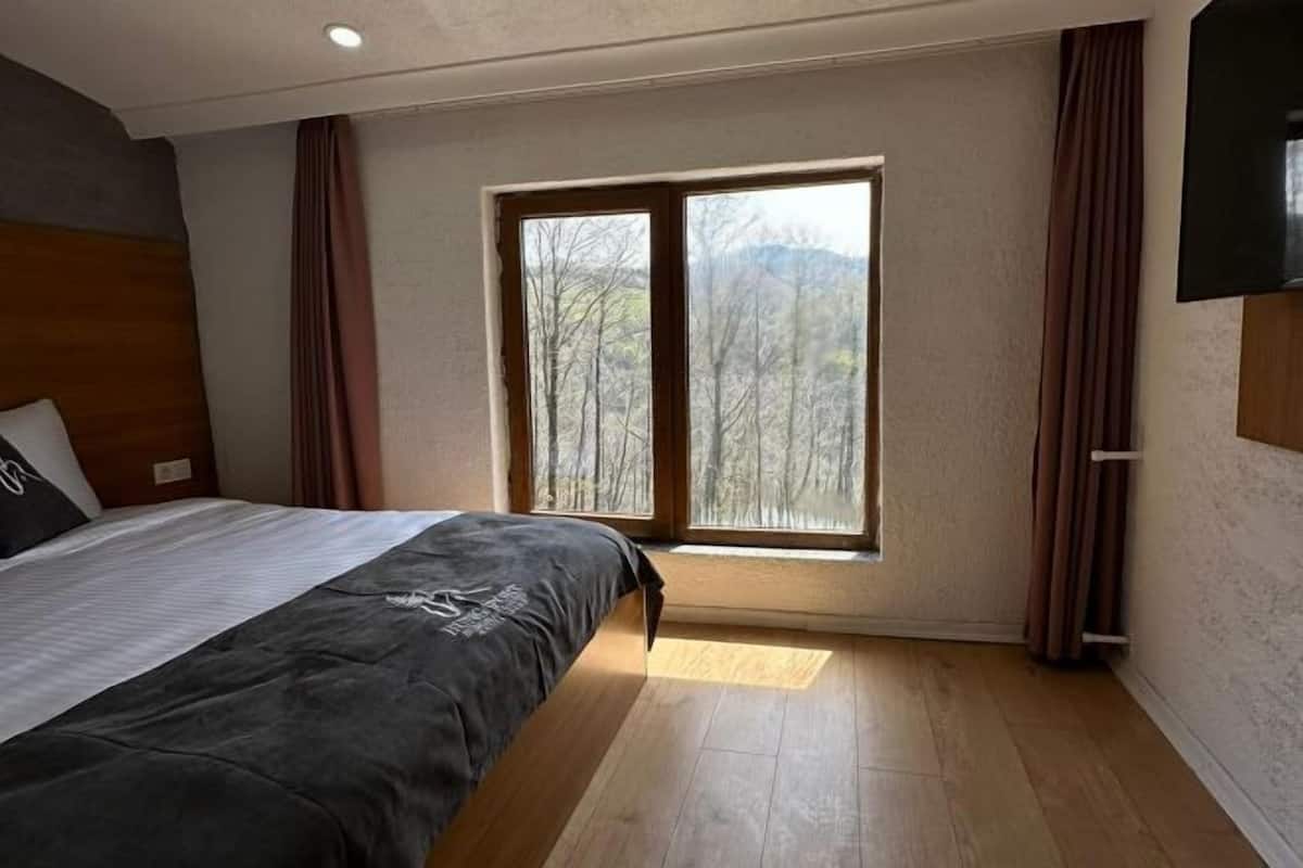 Premium bedding, minibar, soundproofing, iron/ironing board