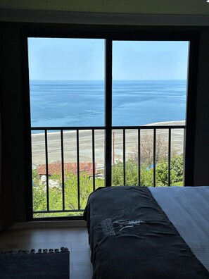 Deluxe-chalet, 2 makuuhuonetta, parveke, merinäköala | Ylelliset vuodevaatteet, minibaari, äänieristys, silitysrauta/-lauta