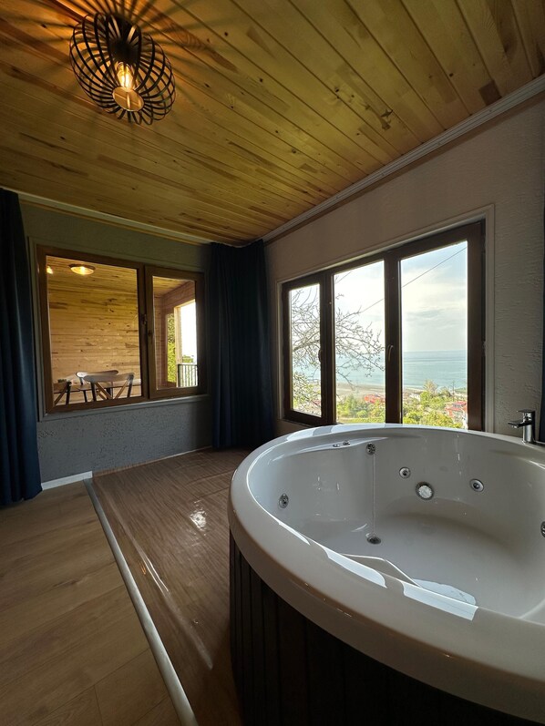 Luksusbungalow, 3 makuuhuonetta, parveke, merinäköala | Ylelliset vuodevaatteet, minibaari, äänieristys, silitysrauta/-lauta