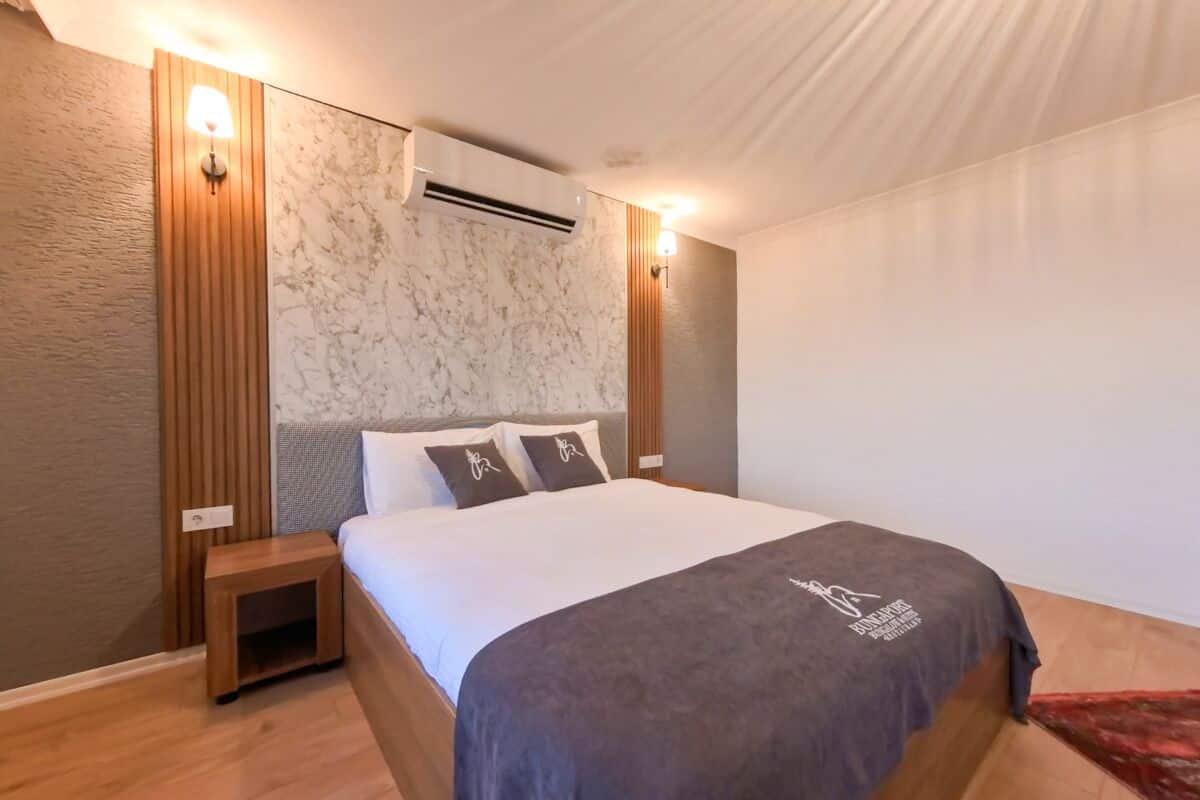 Luxe bungalow, 1 slaapkamer, balkon, uitzicht op zee | 3 slaapkamers, luxe beddengoed, een minibar, geluiddichte muren